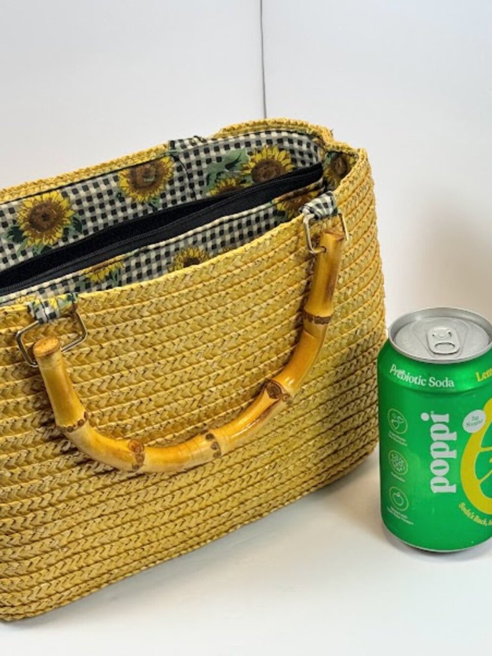 Vintage small straw purse with sunflower patterned lining and bamboo handles. - Picture 9 of 9